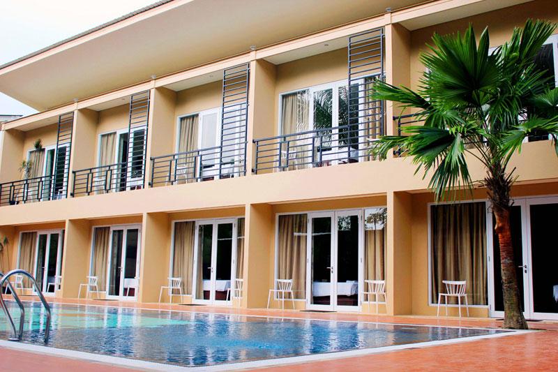 Pemandangan kolam renang hotel Bali De Anyer